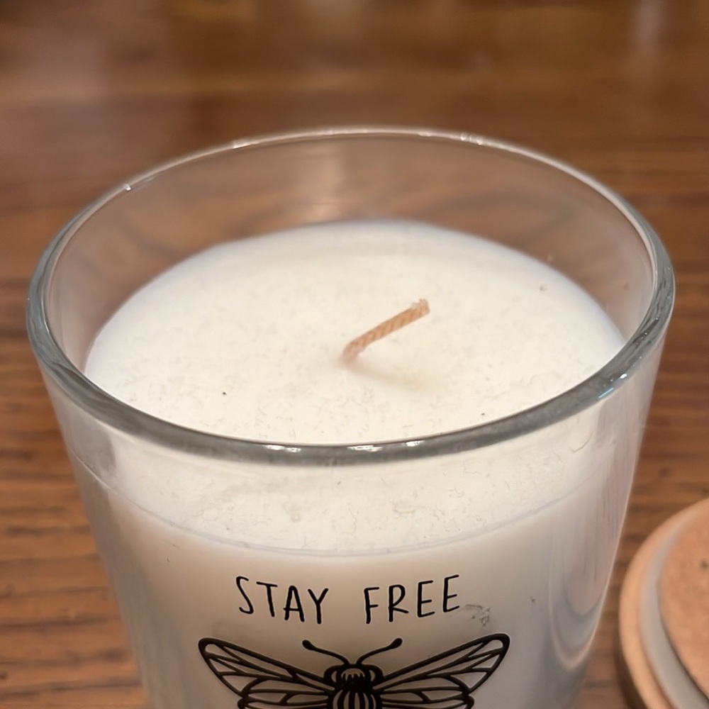 Lyght Candle Co. Stay Free Little Bee candle, NWOT - Picture 7 of 12